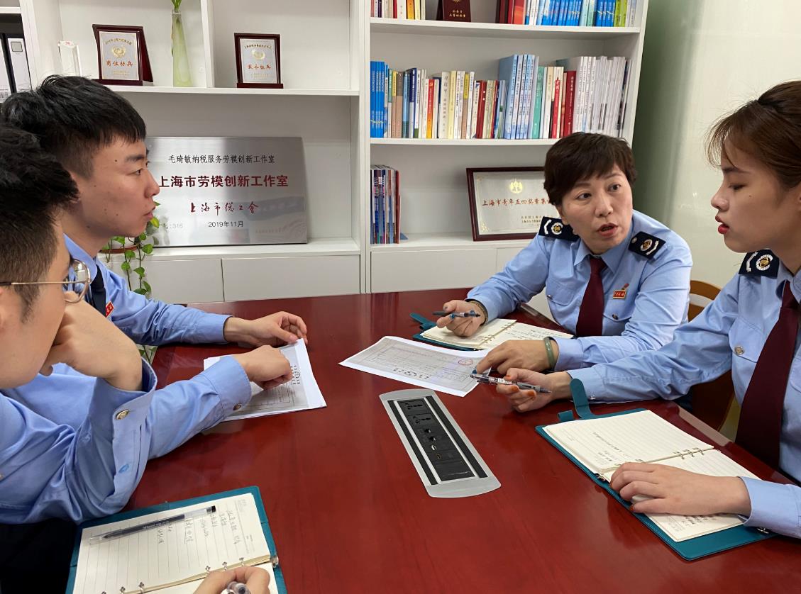 走进静安区税务局第一税务所毛琦敏的办公室,最先吸
