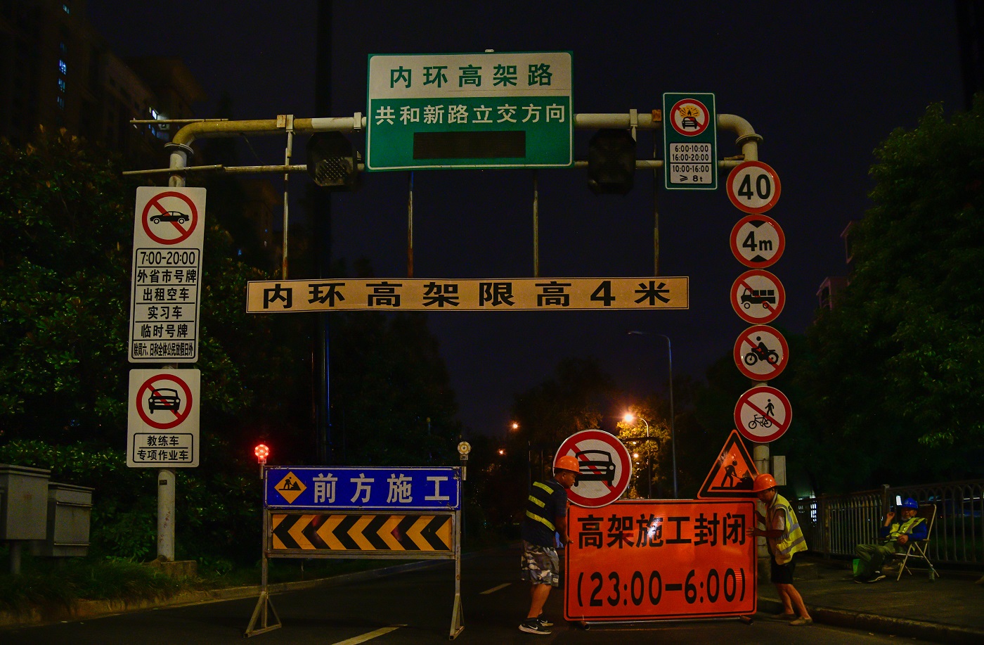 被老百姓亲切地称为"内环线"的上海内环高架至今已服役28年.