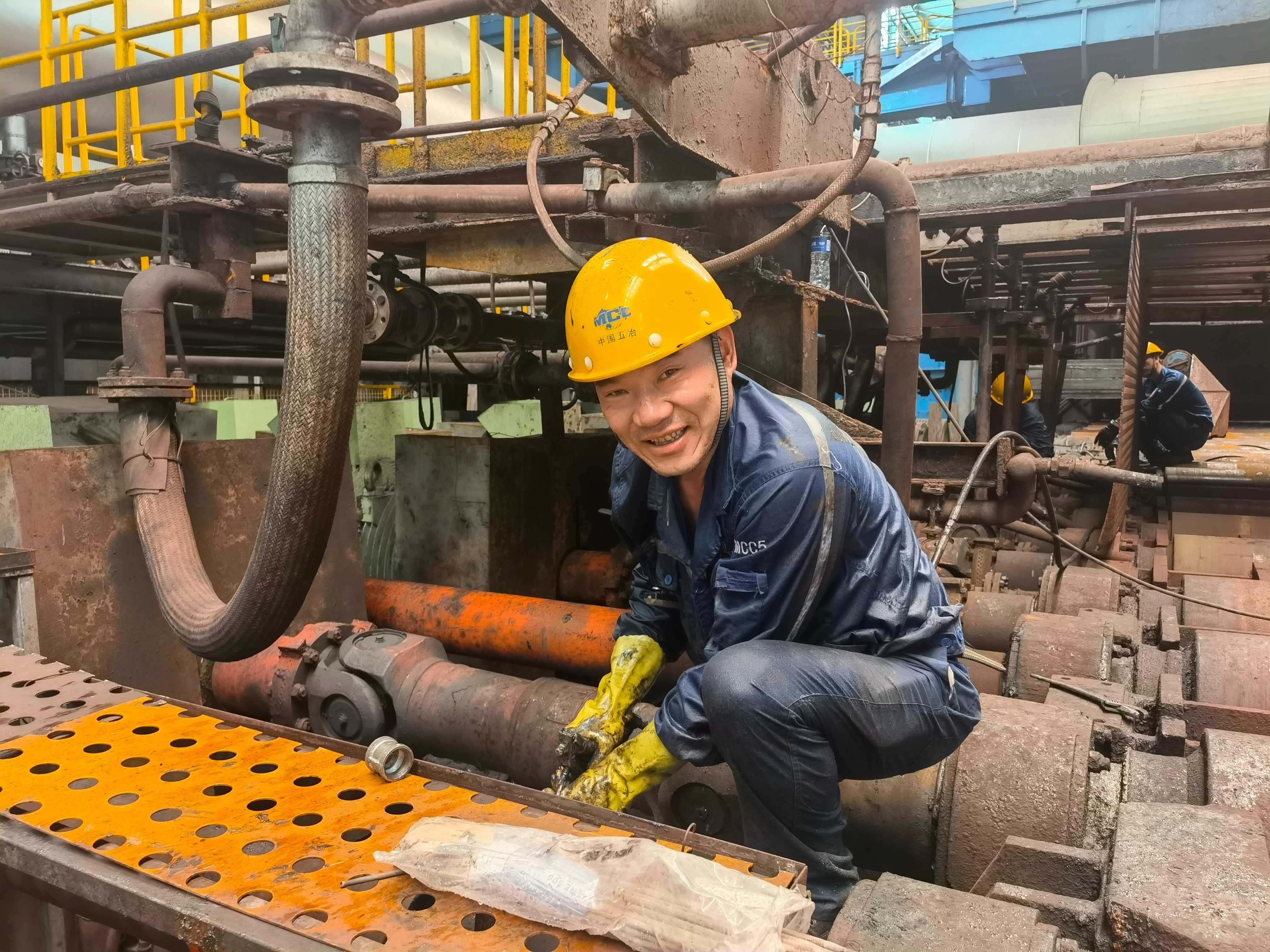 图片新闻火花喷溅女焊工在50的高温下展现劳动之美