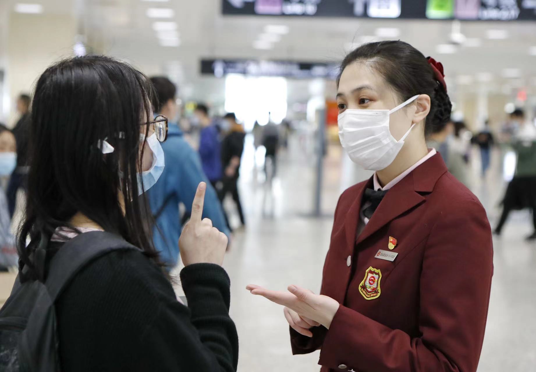 上海地铁站女子图片