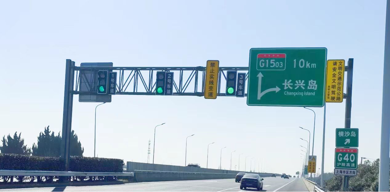 人工分段控流升级为车道信号灯控制