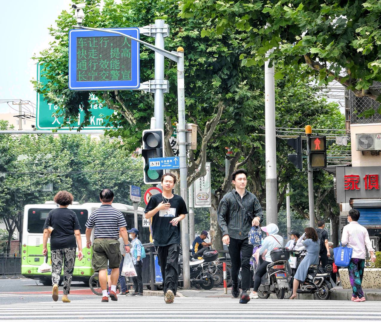 劳动报 过马路时看手机 斑马线上 荡马路 上海 车让人 人慢走 怪象如何解 劳动报 过马路时看手机 斑马线上 荡马路 上海 车让人 人慢走 怪象如何解