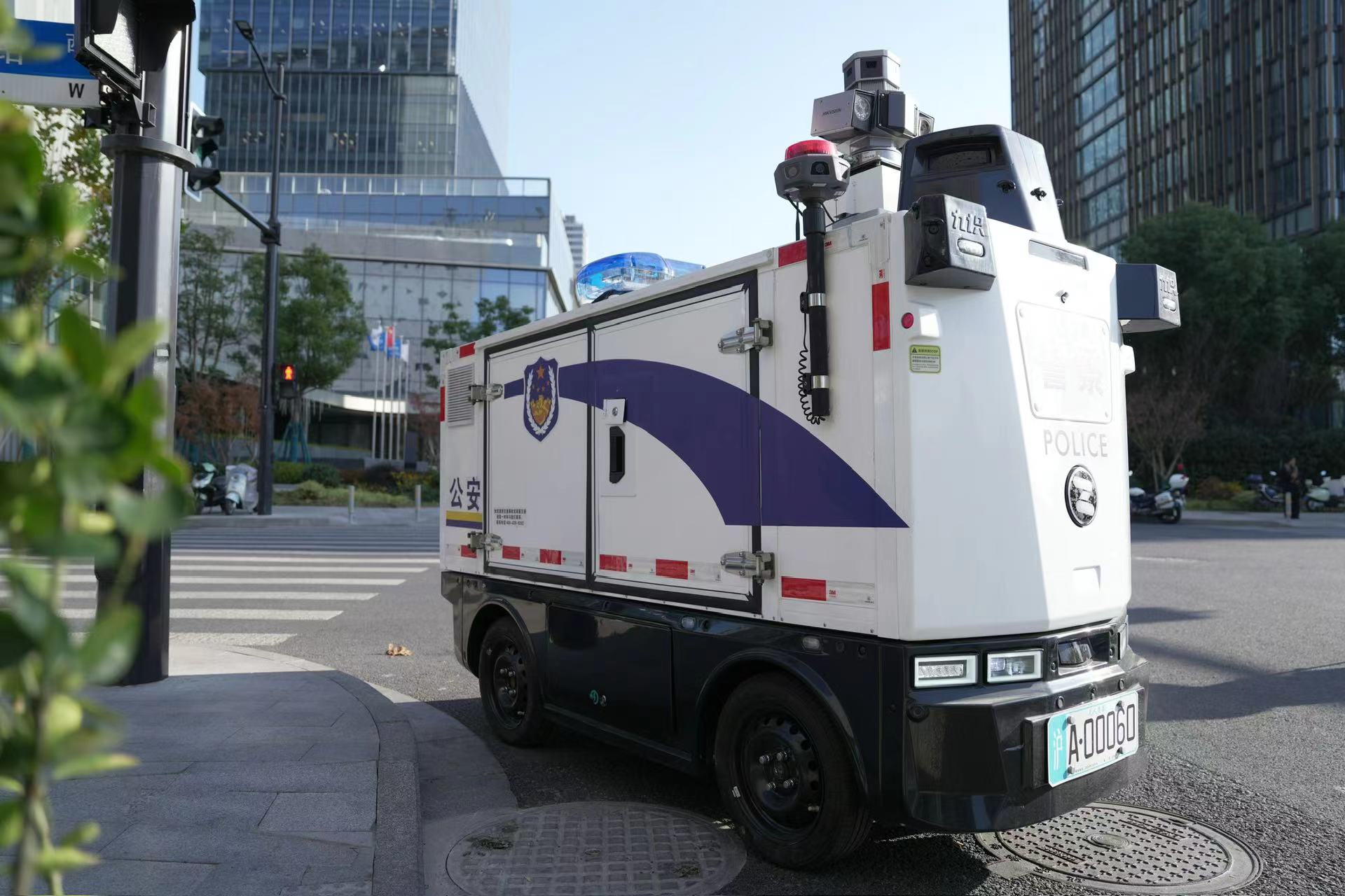 无人驾驶警用巡逻车上街了!