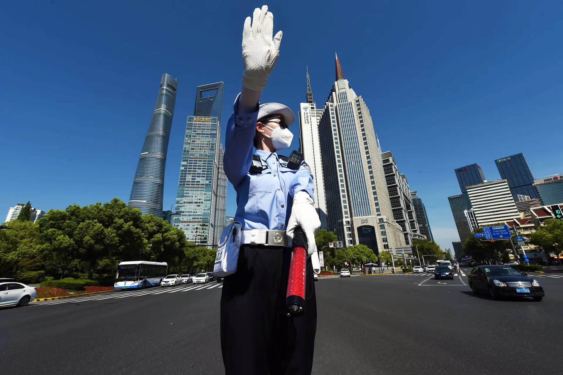 火热一线丨95后世纪女警热闹的路口铿锵玫瑰热情冷静