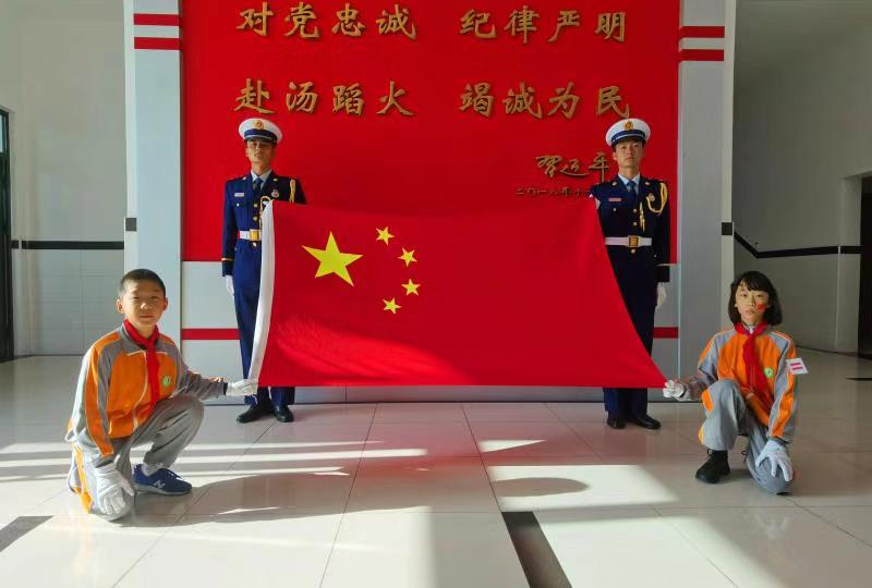 劳动报 小小少年 国旗下成长 莘莘学子走进崇明 红门