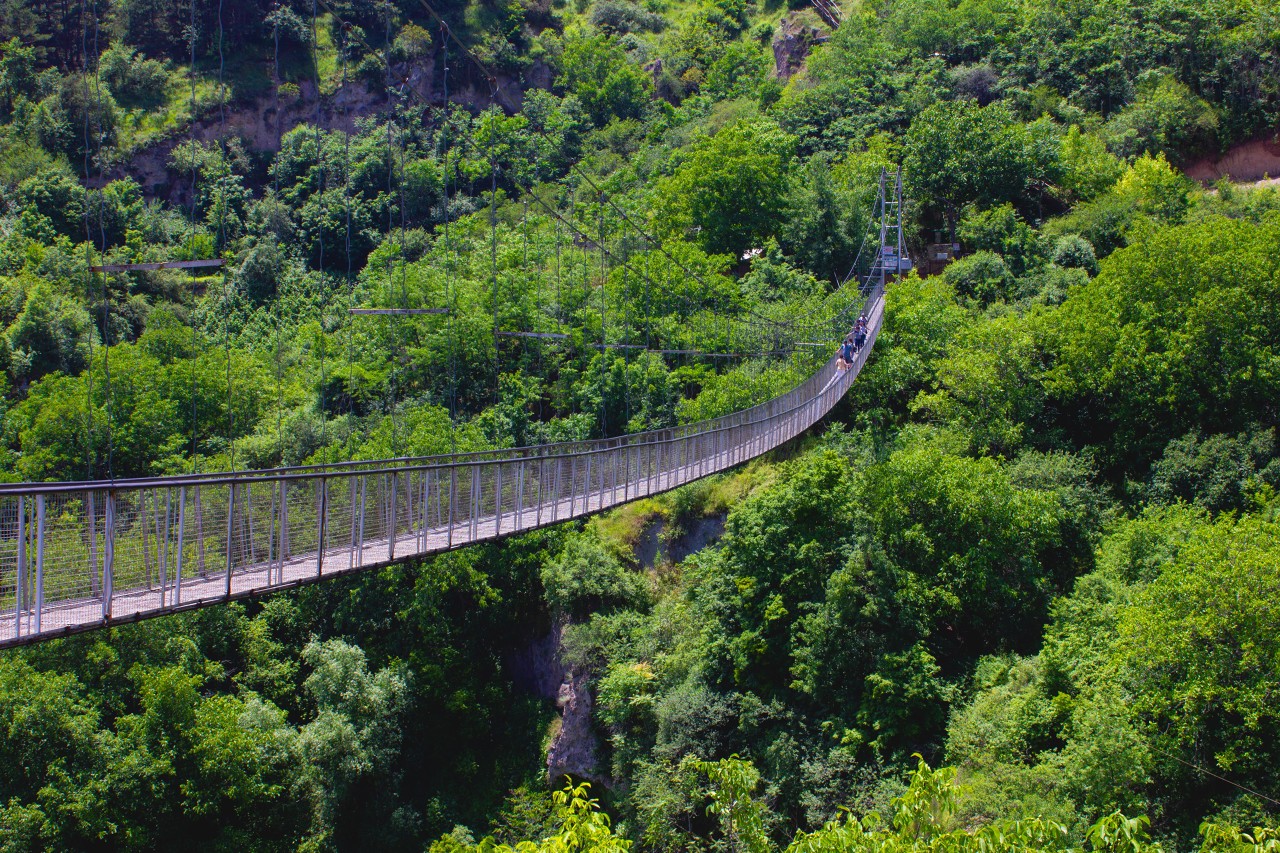 劳动报-网红悬空桥一天两起事故,"步步惊心"如何放心?