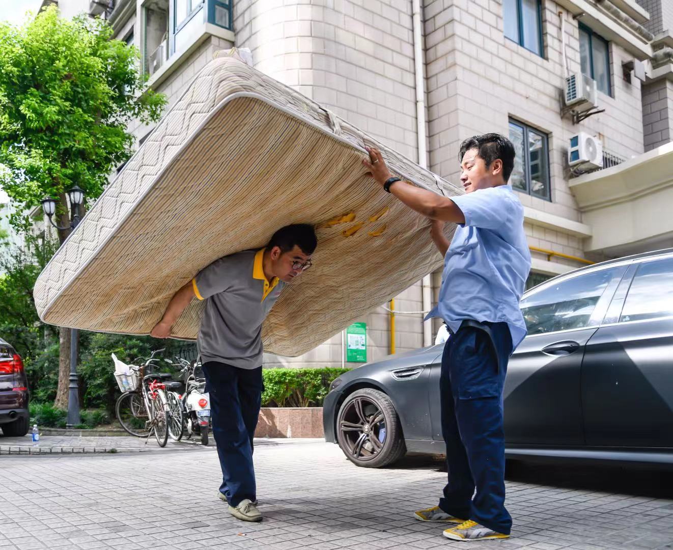 拜个工人当师傅搬场工肩扛背驮便万家弯腰挺身保持微笑