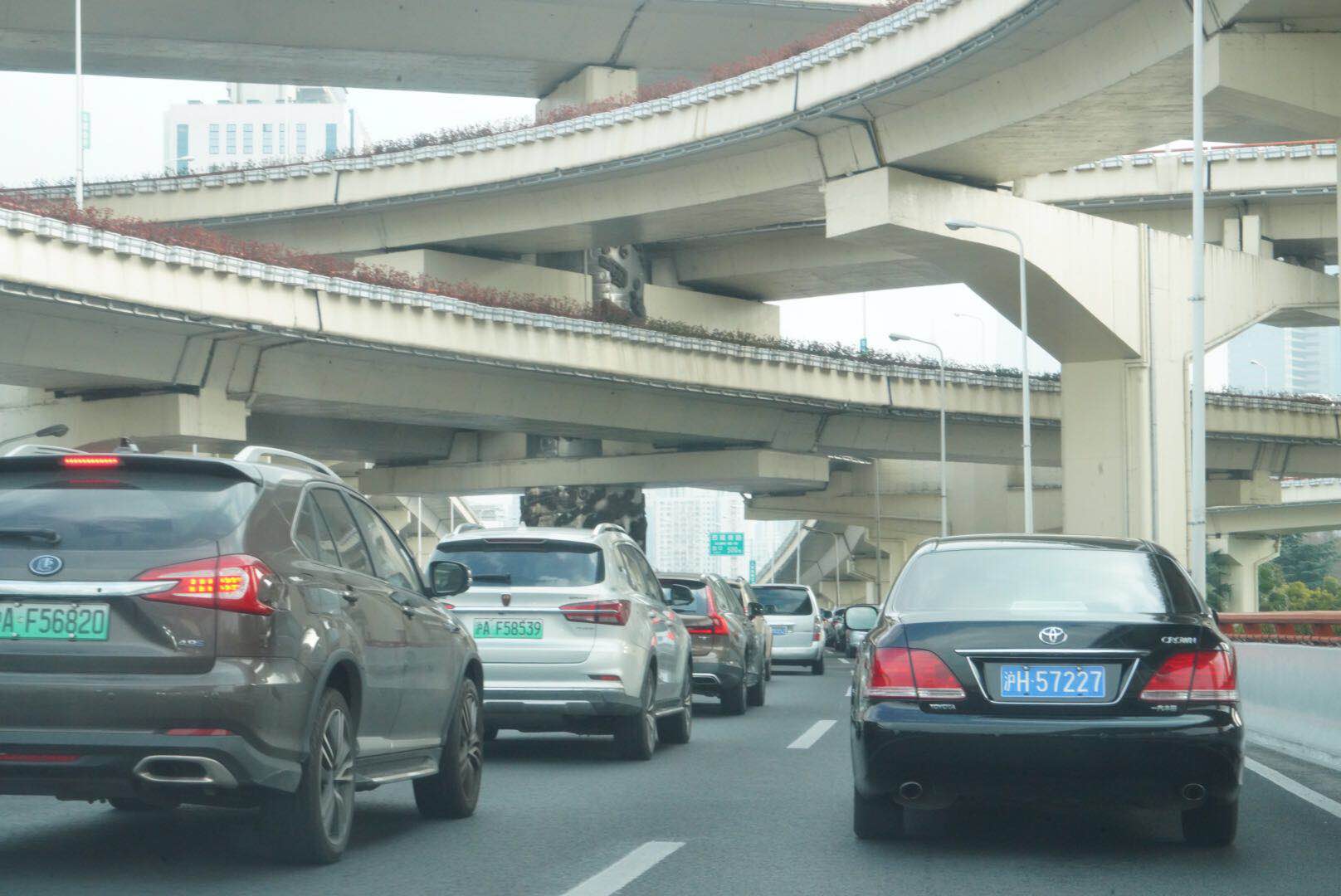 劳动报 实拍 延安高架 南北高架 内环线车流量大幅增加 部分道路通行缓慢 视频 劳动报 实拍 延安高架 南北高架 内环线车流量大幅增加 部分道路通行缓慢 视频