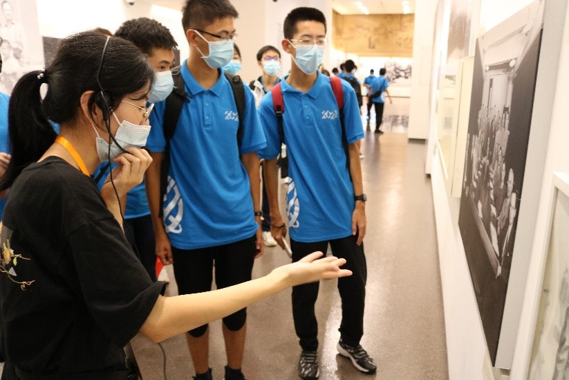 劳动报 国庆期间大学新生忙点啥 上海交大学生在红色主题参观中 告白祖国 劳动报 国庆期间大学新生忙点啥 上海交大学生在红色主题参观中 告白祖国