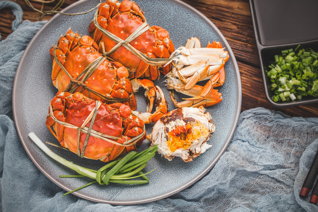 所谓,秋风起,蟹脚痒,游荡在河汊湖荡里的螃蟹也到了一年中最为肥美的