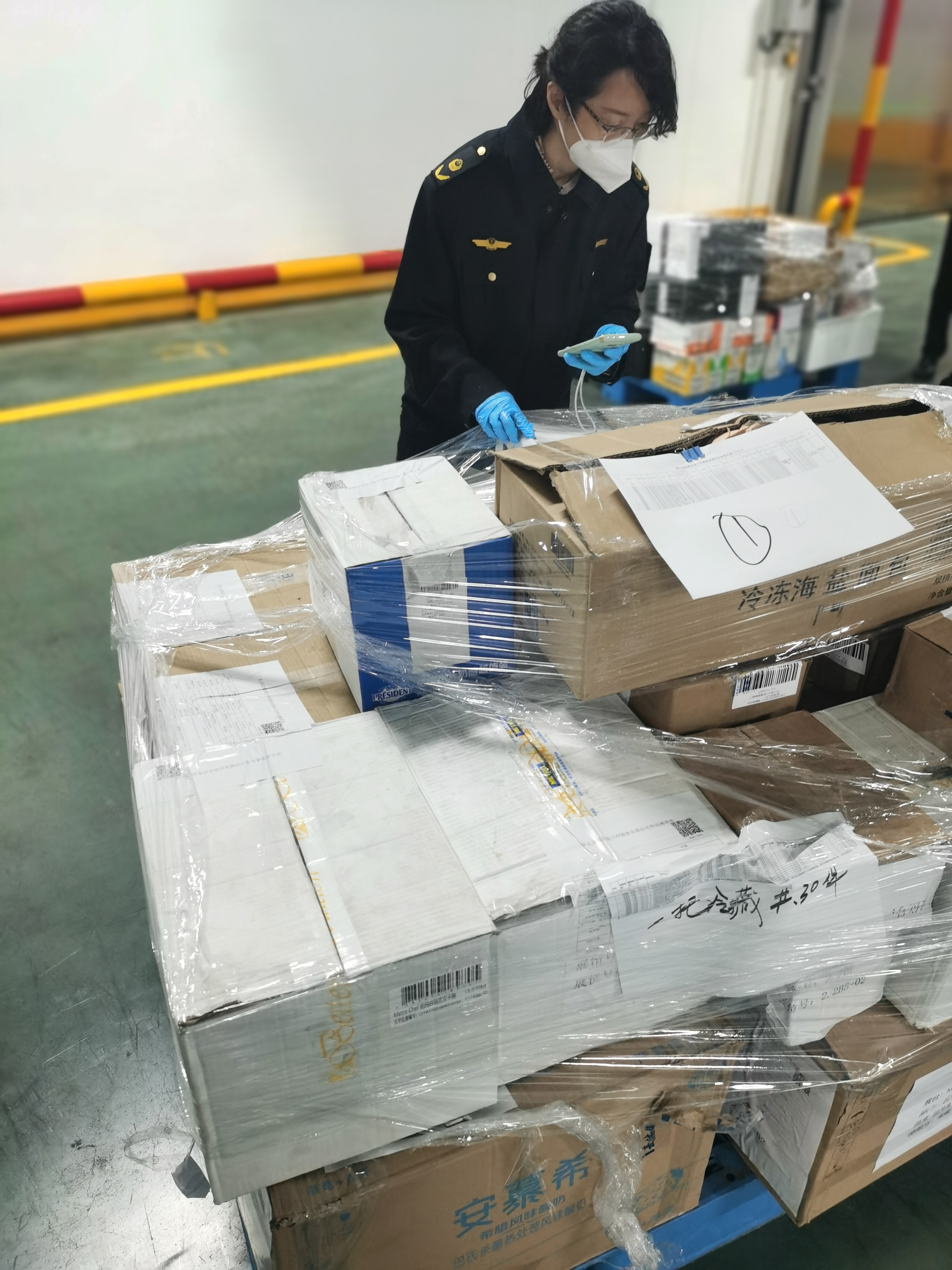 8 对进口冷链食品开展消毒和检测.jpg